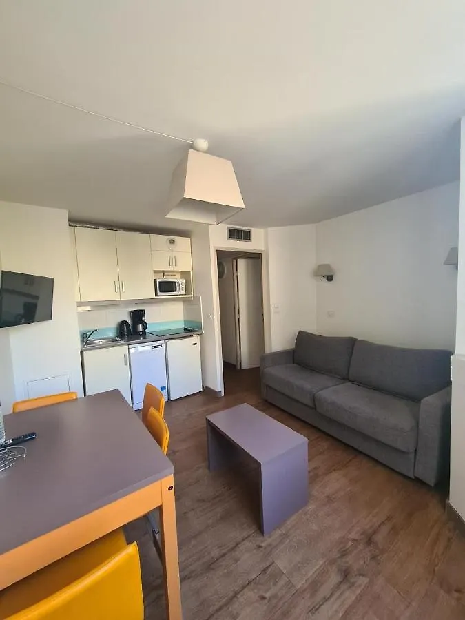 Nice Apt For 4 In Cannes Apartment